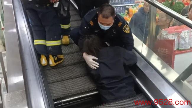 女子半截躯壳被卷进扶梯电梯十分危机 消防伏击扶直